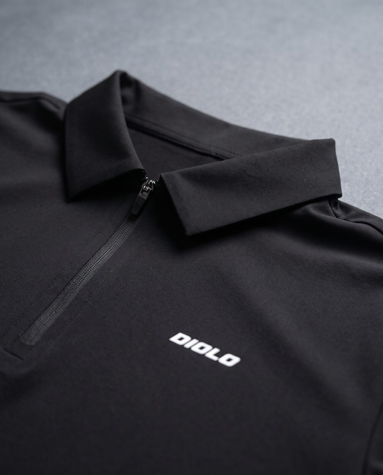 Diolo Baseline Polo in black — detail